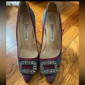 Classic Manolo Blahnik heels. Good condition.